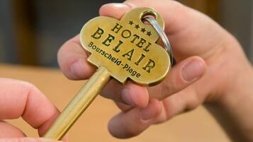 Una llave con la inscripción "HOTEL BELAIR Bourscheid-Plage".