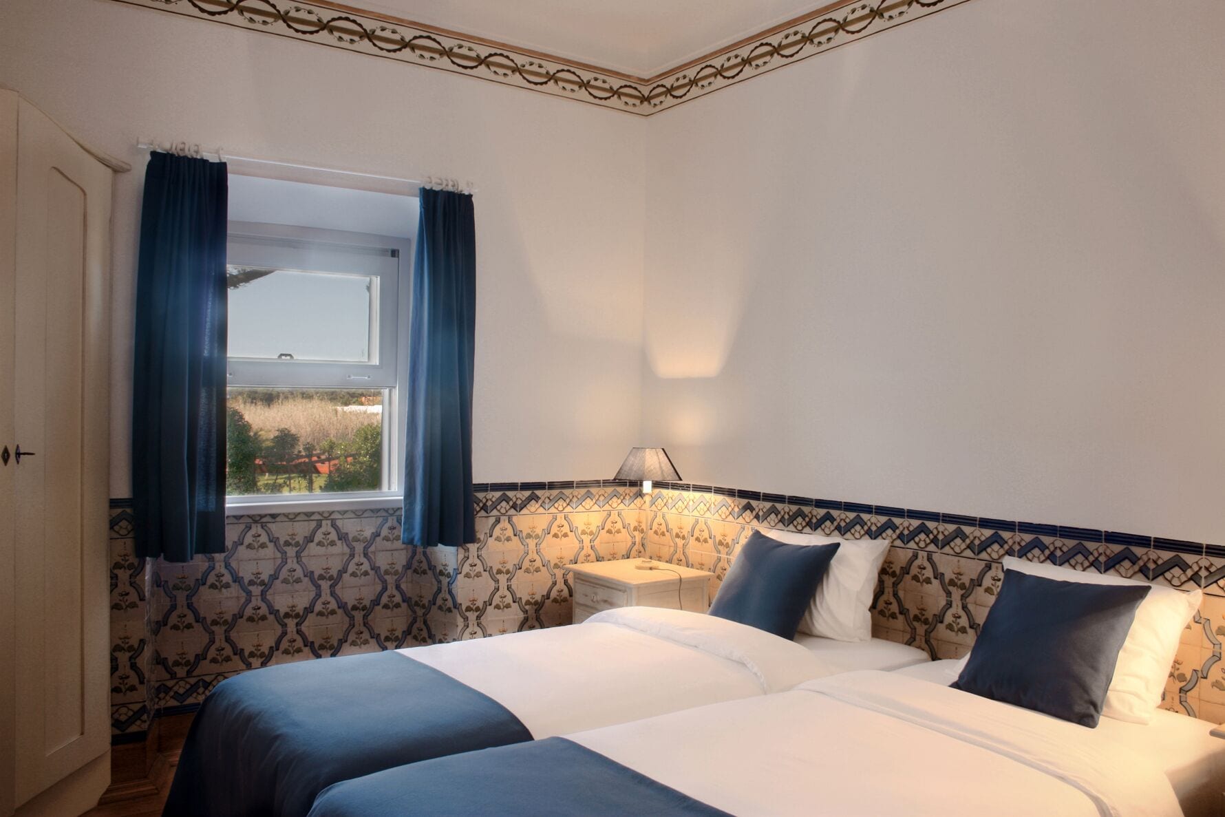 Minibar, caja de seguridad en la habitación, cortinas blackout y wifi 