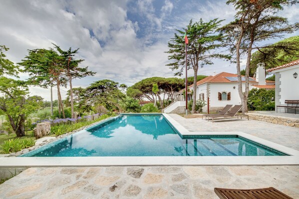 Outdoor pool, open 9:30 AM to 7:00 PM, pool umbrellas, sun loungers - Solar do Magoito (Sintra)