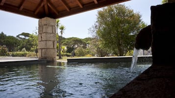 Utendørsbasseng, bassengparasoller og solsenger