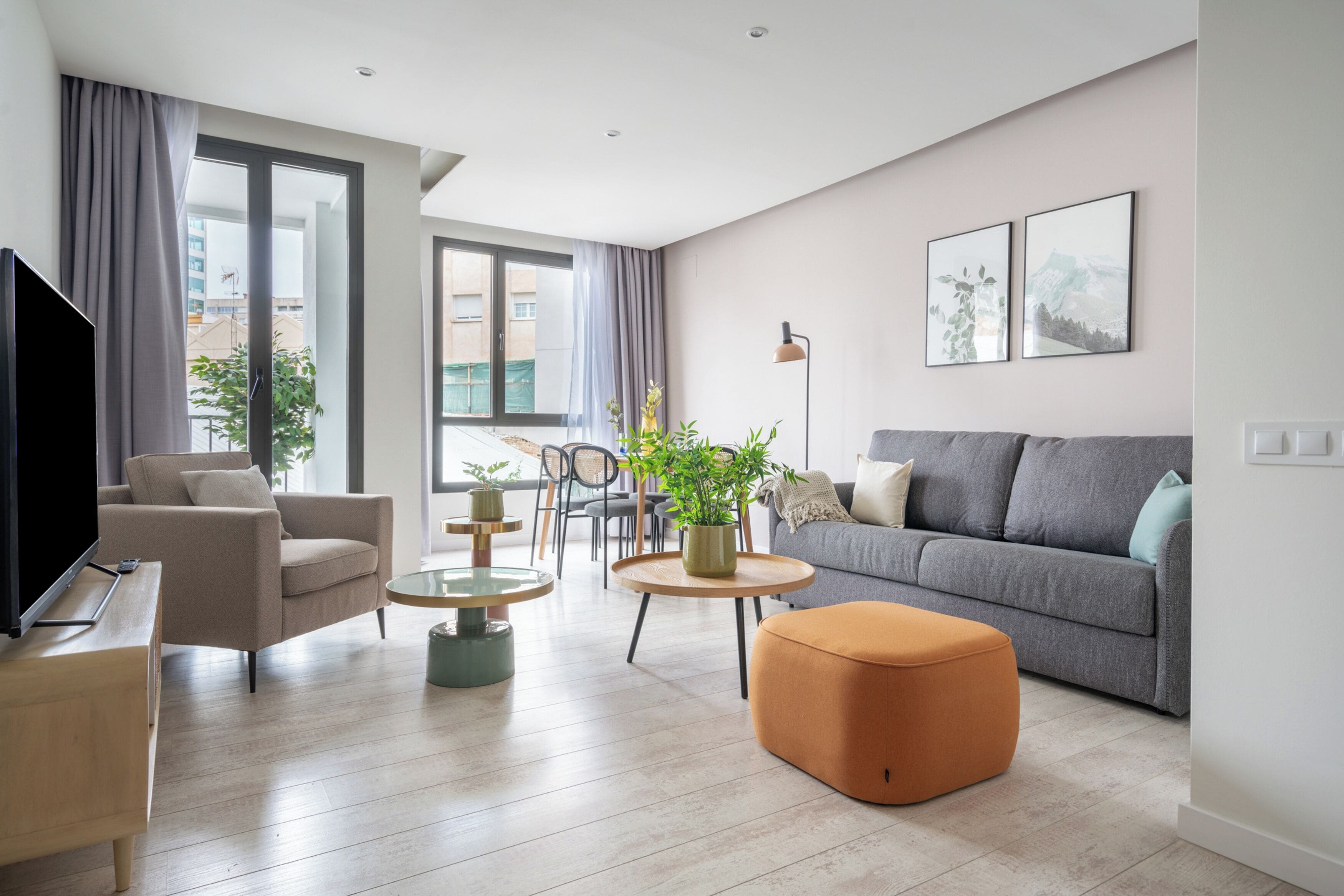 Two-Bedroom Apartment with Balcony | Wohnbereich | 50-Zoll-Smart-TV mit Kabelempfang, Fernseher
