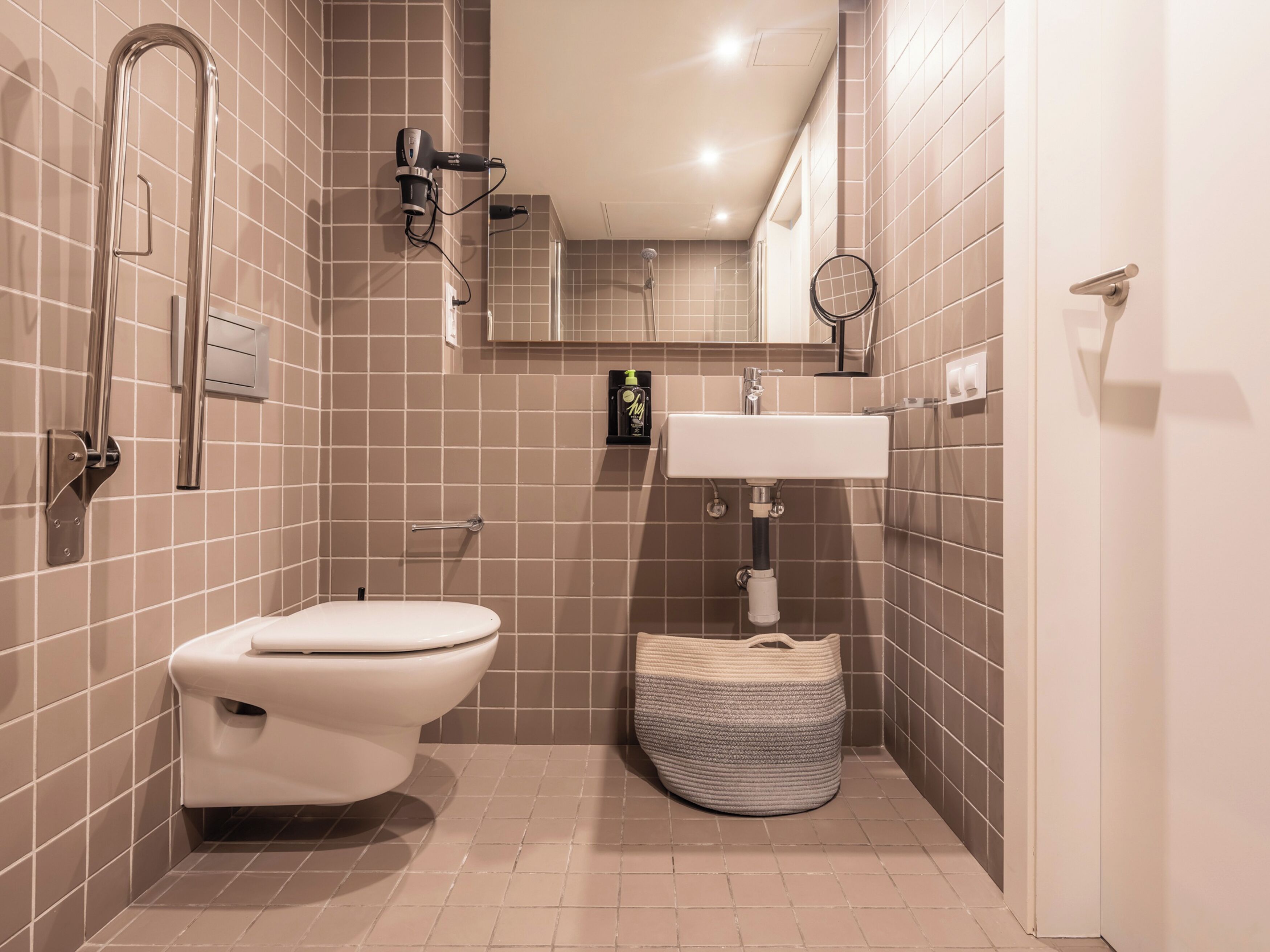 One-Bedroom Apartment | Banheiro | Produtos de toalete biodegradáveis, secador de cabelo, toalhas de banho 