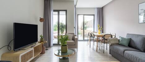 2-Bedroom Apt with terrace Ground Floor | Aire de séjour | Téléviseur connecté de 50 po avec télévision par cùble, téléviseur