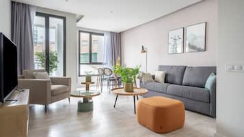 Two-Bedroom Apartment with Balcony | Coin séjour | TV connectée de 50 pouces avec chaßnes par cùble, télévision