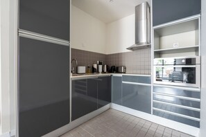 2-Bedroom Apt with terrace Ground Floor | Eget kjøkken | Kjøleskap, kaffetrakter/tekoker, vannkoker og brødrister