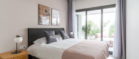 2-Bedroom Apt with terrace Ground Floor | 1 camera, una cassaforte in camera, con stile personalizzato