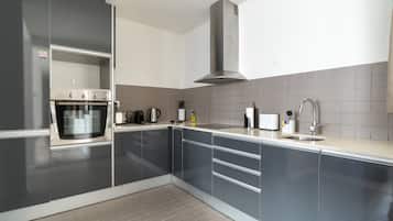 2-Bedroom Apt with terrace Ground Floor | Cuisine privée | Réfrigérateur, cafetiÚre/bouilloire, bouilloire électrique, grille-pain