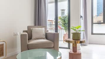 Two-Bedroom Apartment with Balcony | Coin séjour | TV connectée de 50 pouces avec chaßnes par cùble, télévision
