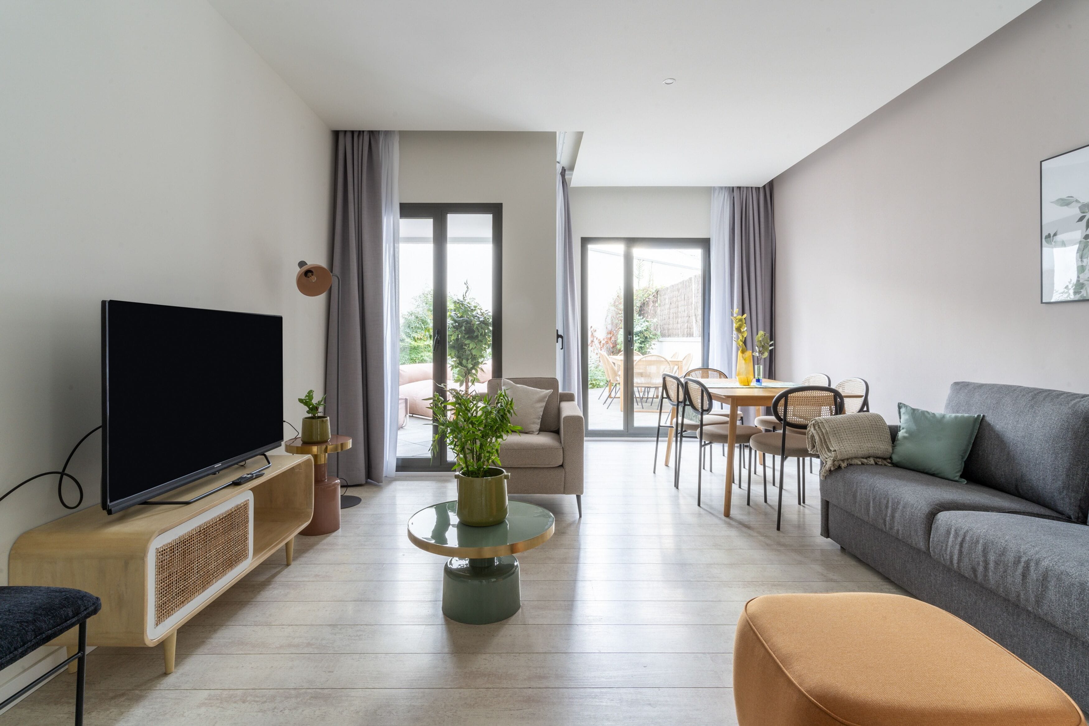 2-Bedroom Apt with terrace Ground Floor | リビング エリア | 50 インチのスマートテレビ (ケーブル放送視聴可)、テレビ