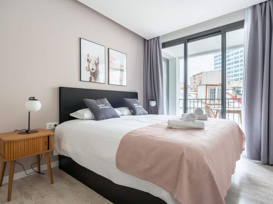 Two-Bedroom Apartment with Balcony | 1 Schlafzimmer, Zimmersafe, individuell dekoriert