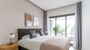 A modern bedroom with a large bed, a bedside table, a lamp, and a view of the outdoors. -  Limehome Barcelona Rector Triadó (Barcelona)
