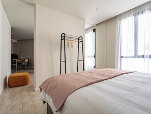 One-Bedroom Apartment | 1 soverom, safe på rommet, individuelt dekorert og individuelt innredet
