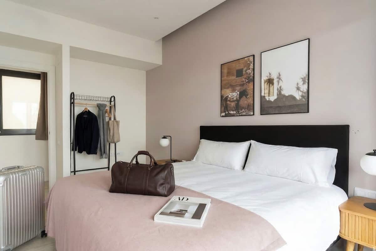 2-Bedroom Apt with terrace Ground Floor | 1 多间卧室、客房内保险箱、特色装修、特色家居