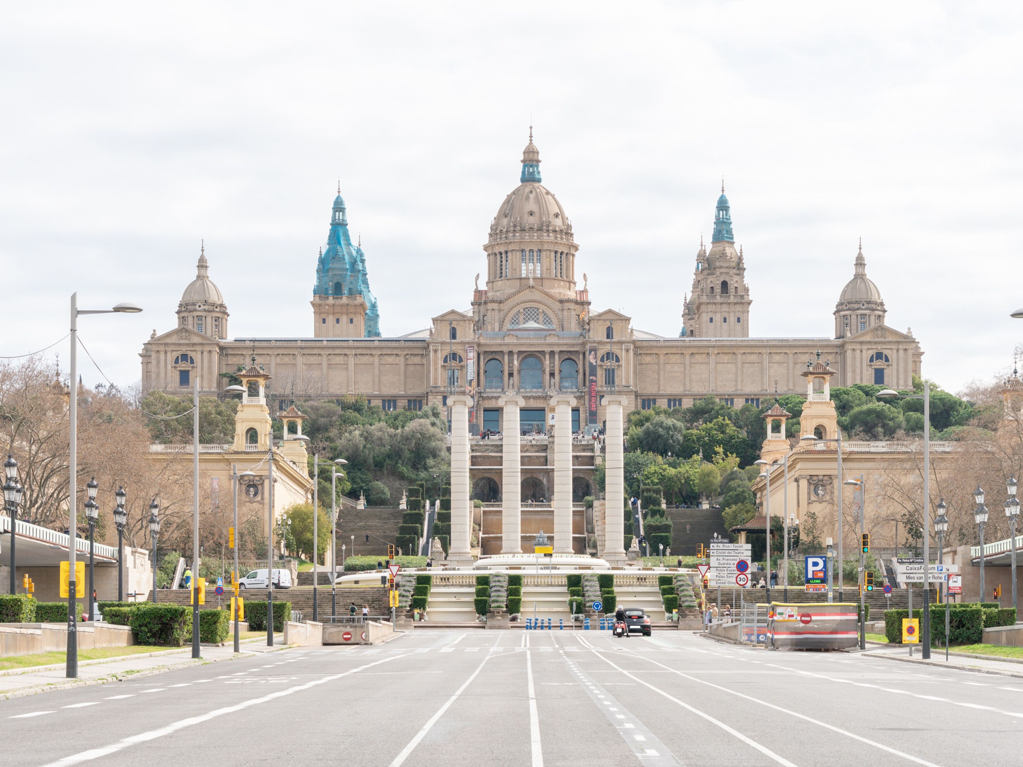 Un edificio grande y histórico, con una cúpula central y dos cúpulas más pequeñas a cada lado.
