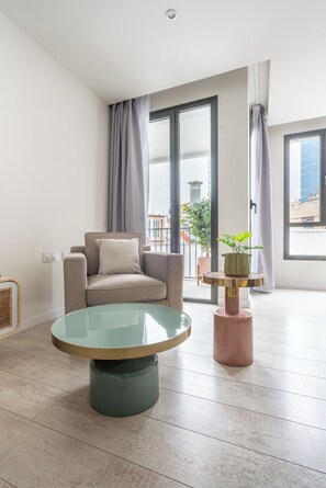 Two-Bedroom Apartment with Balcony | Oppholdsområde | En 50-tommers smart-TV med kabel-kanaler samt TV