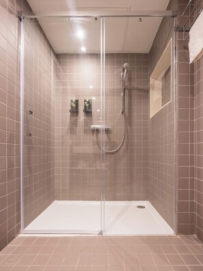 One-Bedroom Apartment | Bathroom | Eco-friendly toiletries, hair dryer, towels, soap