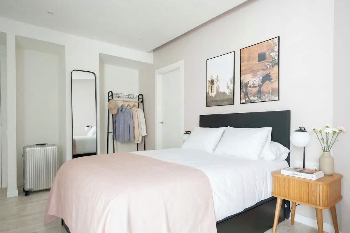 Two-Bedroom Apartment with Balcony | 1 多间卧室、客房内保险箱、特色装修、特色家居