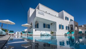 Outdoor pool, sun loungers - Anna Pension (Santorini)