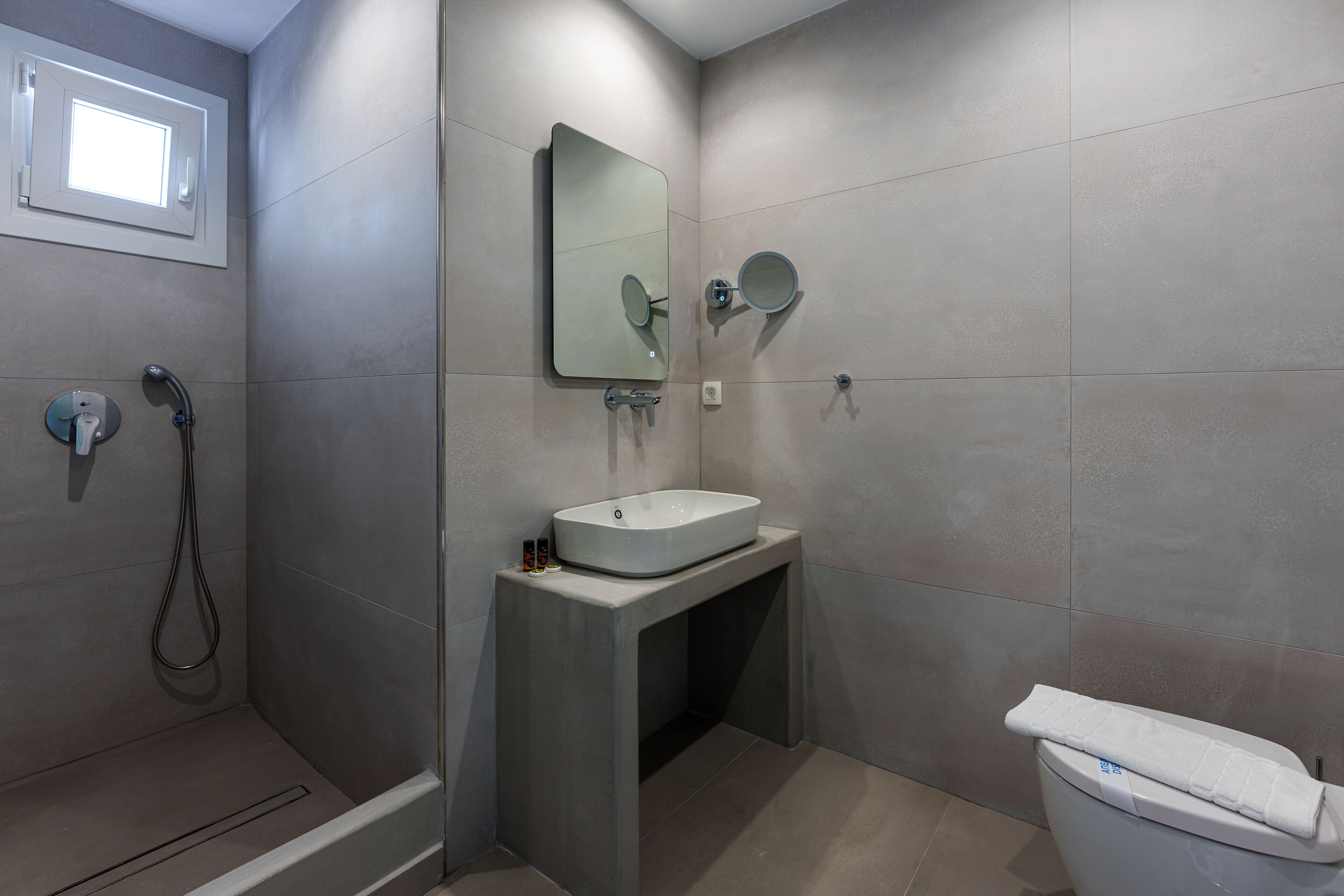 deluxe double or twin room, balcony | bathroom | shower, free toiletries, hair dryer, towels