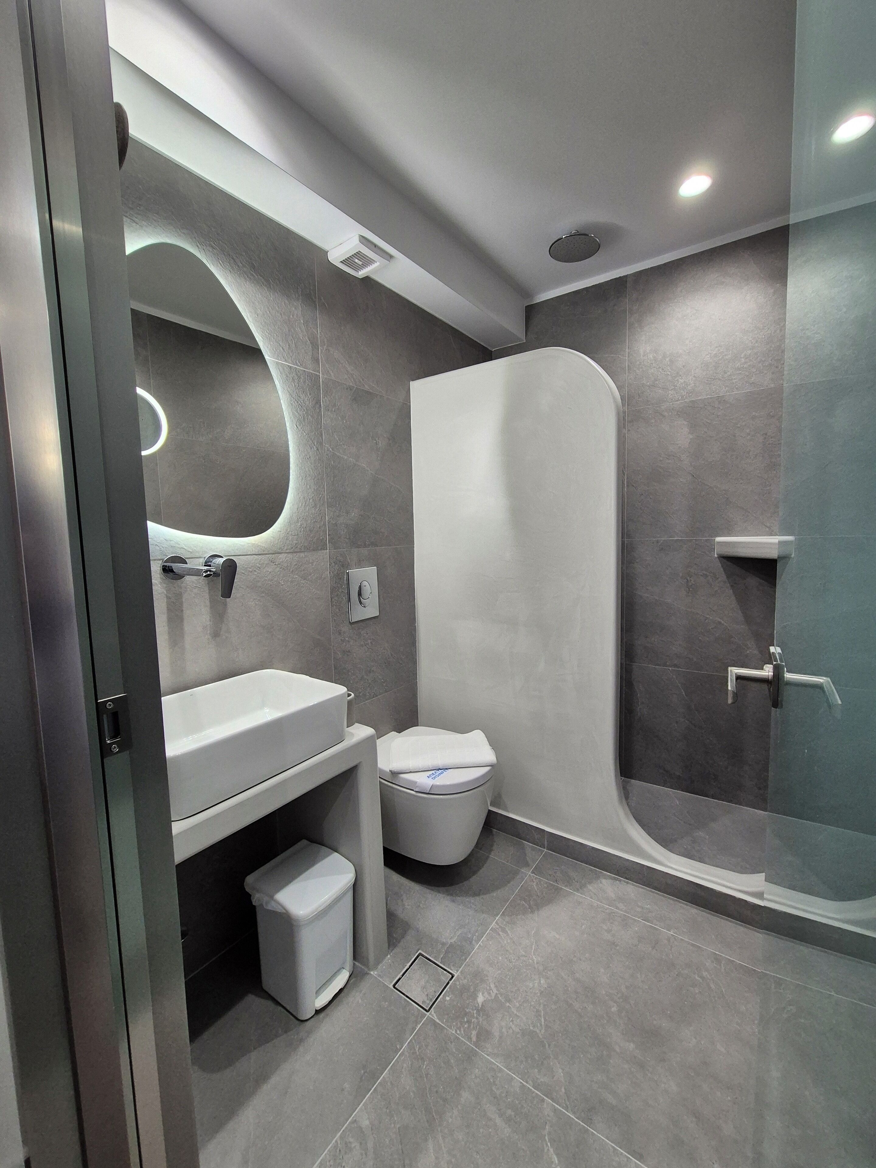 deluxe single room | in-room safe, desk, free wifi, bed sheets