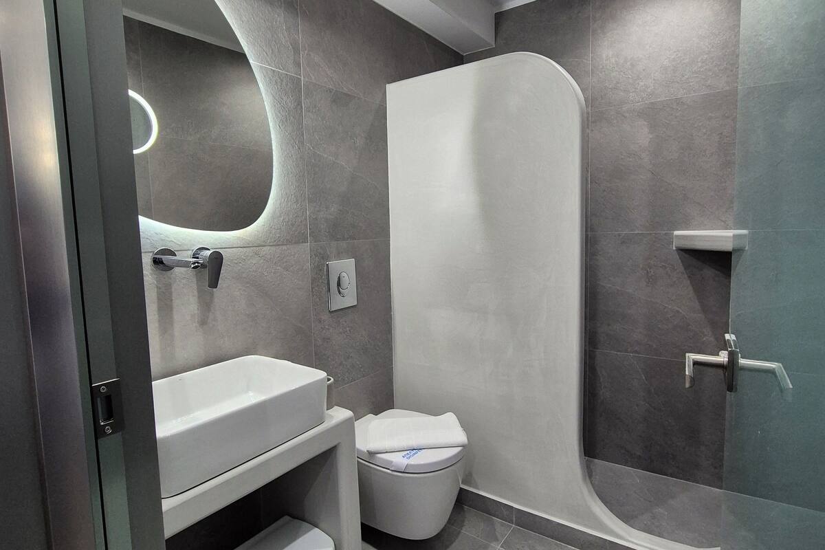 deluxe single room | in-room safe, desk, free wifi, bed sheets