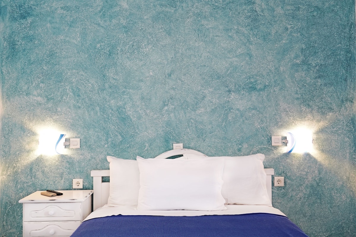 double room, balcony | in-room safe, desk, free wifi, bed sheets