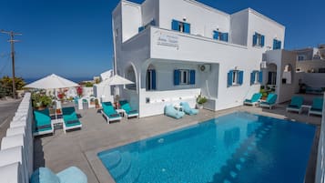 Outdoor pool, pool loungers