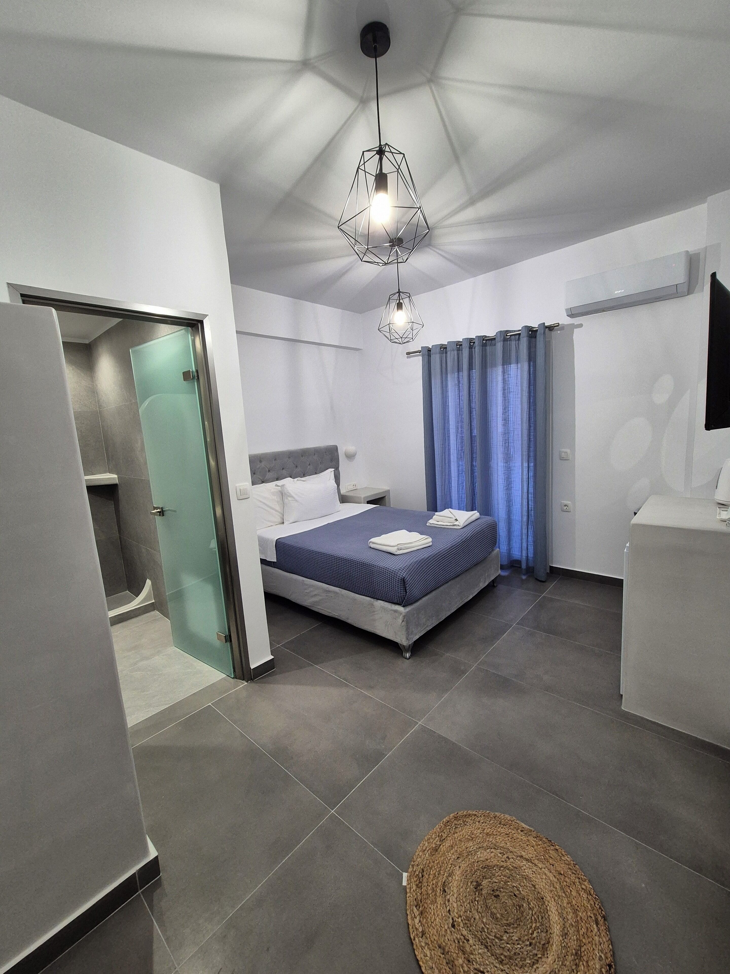 deluxe single room | in-room safe, desk, free wifi, bed sheets