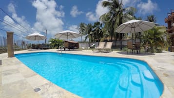 Piscina externa, funciona das 8h30 às 22h, espreguiçadeiras