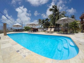 Una piscina al aire libre (de 08:30 a 22:00), tumbonas