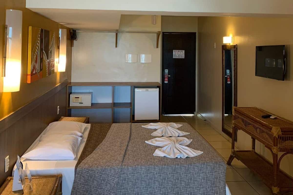 Een minibar, een kluis op de kamer, een bureau, verduisterende gordijnen