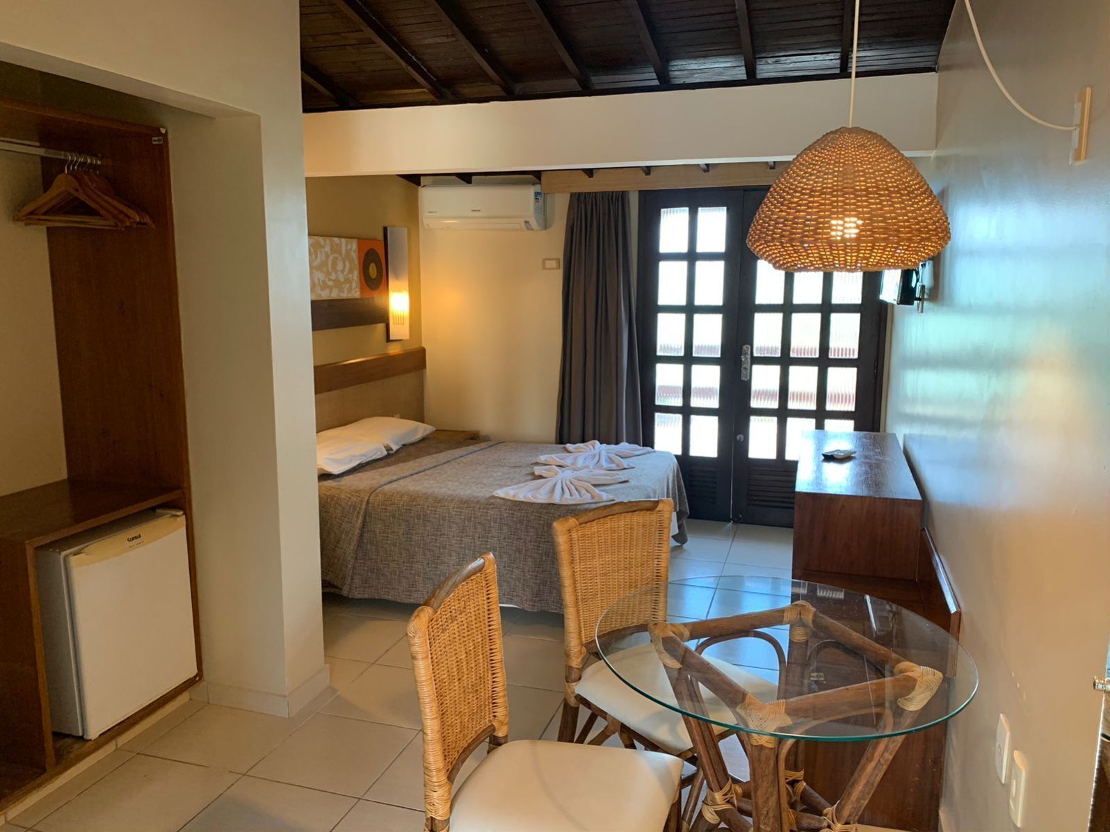 deluxe double room, sea view | minibar, in-room safe, desk, blackout curtains