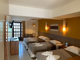Habitación cuádruple, vistas al mar | Minibar, escritorio, cortinas opacas y wifi gratis