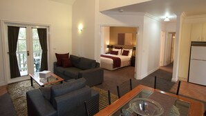 Queen Deluxe Villa | Living area | Flat-screen TV, fireplace, DVD player - Hepburn Villas (Hepburn Springs)