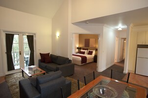 Apartamento luxo, 1 quarto, para não fumantes, cozinha (Queen Deluxe Villa) | Área de estar | TV de tela plana, lareira, DVD player, dock para iPod