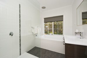 Appartement Deluxe, 1 chambre, non-fumeur, cuisine (Deluxe King Bed Spa Villa) | Salle de bain