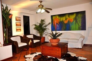 Coin salon dans le hall