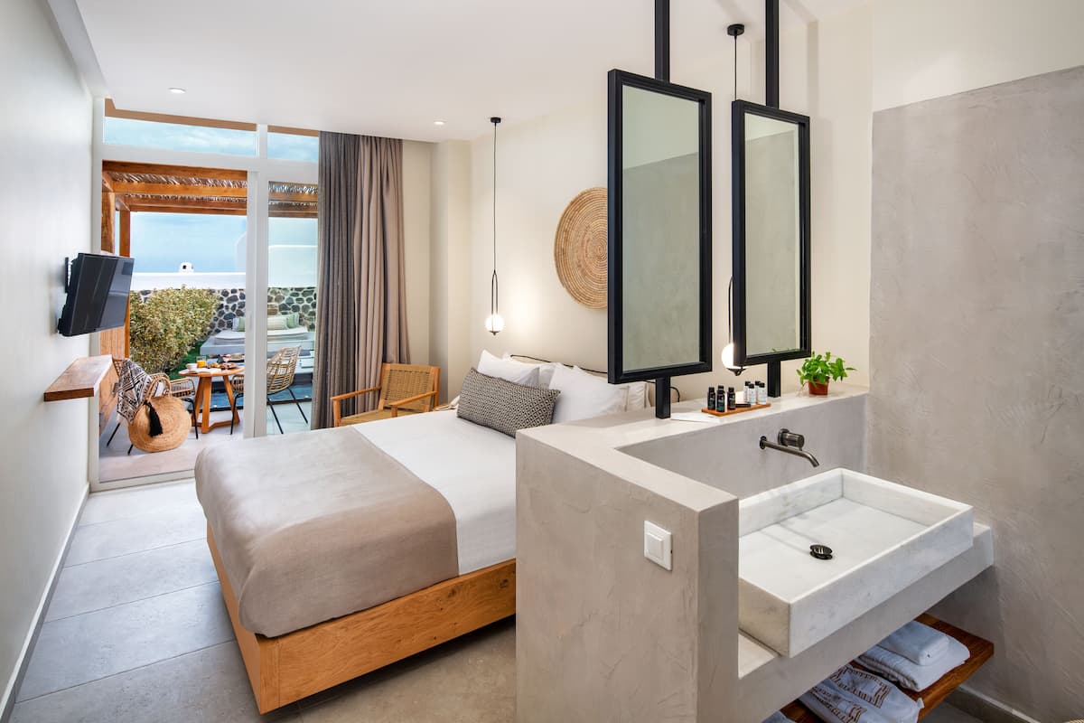 Premium Suite (Outdoor Hot Tub) | Living room | TV