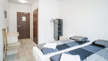 Habitació doble o amb dos llits individuals, bany privat | Wifi gratuïta i roba de llit