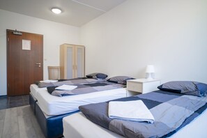 Chambre triple, salle de bains commune | Accès au Wi-Fi (inclus), literie fournie