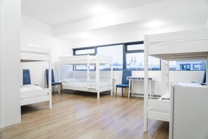 Room for 6 people with Private Bathroom | 免费 WiFi、床单