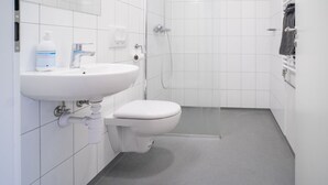 Room for 6 people with Private Bathroom | 浴室 | 淋浴设施、毛巾