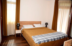 2 bedrooms, pillow-top beds, free cots/infant beds, free rollaway beds