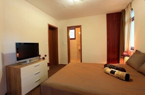 2 bedrooms, pillow-top beds, free cots/infant beds, free rollaway beds