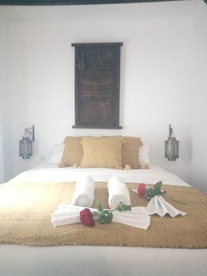 Egyptian cotton sheets, pillow-top beds, individually decorated - Riad Etoile de Mogador (Essaouira)