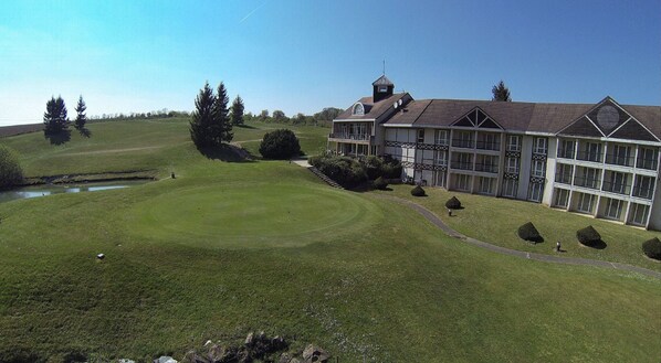 Front of property - Golf Hotel de Mont Griffon (Luzarches)