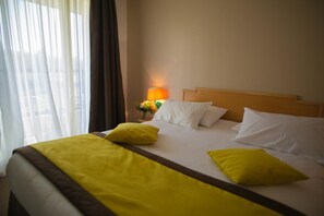Double Room | Soundproofing, iron/ironing board, rollaway beds, free WiFi - Golf Hotel de Mont Griffon (Luzarches)