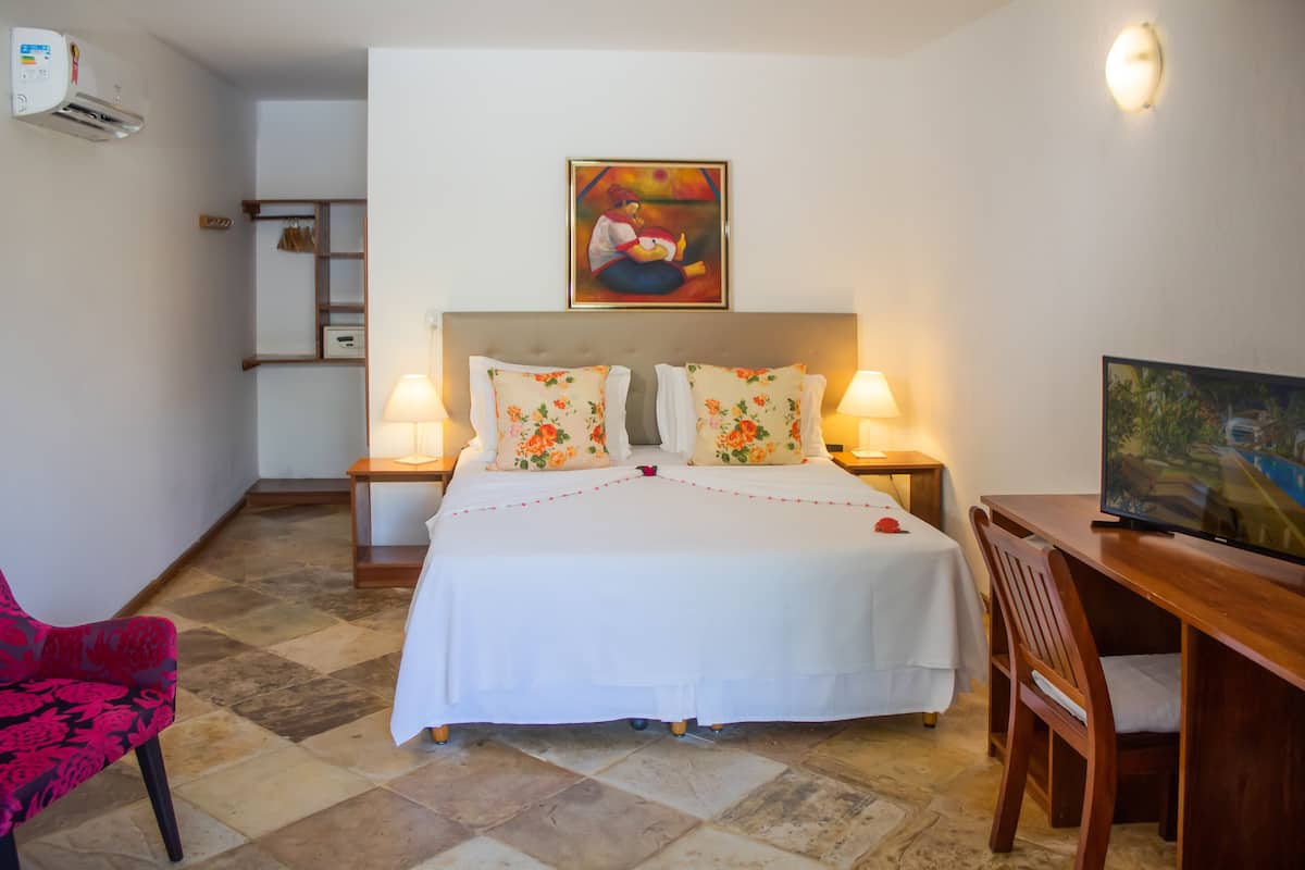 standard room | premium bedding, minibar, in-room safe, desk