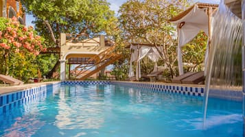 Piscine extérieure, parasols de plage, chaises longues