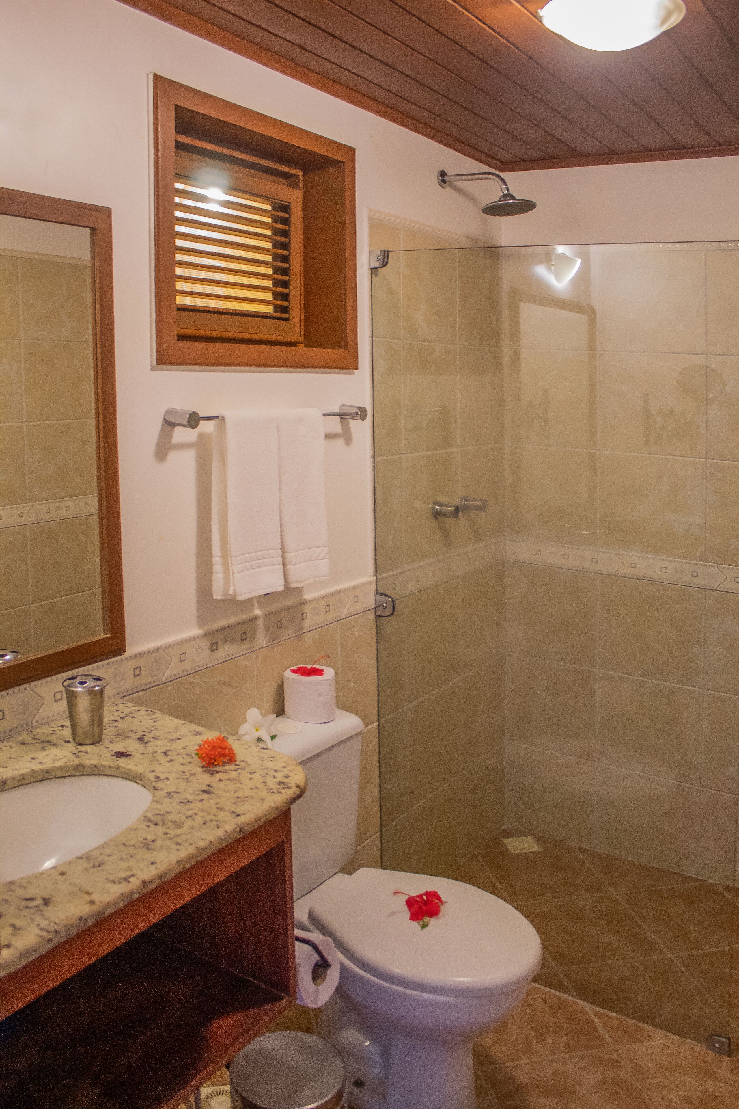 standard room | bathroom | free toiletries, hair dryer, bathrobes, towels